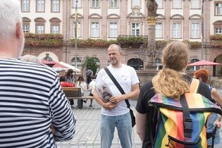 Spannende queere Heidelberger Geschichten in der Altstadt | © Queere Geschichten mit Gästeführer Steffen Schmid (c) QueerTour Heidelberg
