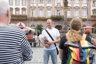 Spannende queere Heidelberger Geschichten in der Altstadt | © Queere Geschichten mit Gästeführer Steffen Schmid (c) QueerTour Heidelberg