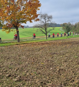Radfahrer zwischen Felder und Wiesen | © Hohenlohe + Schwäbisch Hall Tourismus e. V.