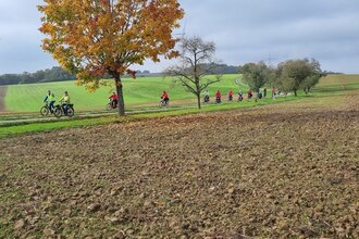 Radfahrer zwischen Felder und Wiesen | © Hohenlohe + Schwäbisch Hall Tourismus e. V.