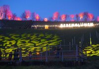 Gelb und rot beleuchtete Weinberge beim Rebenglühen | © Touristikgemeinschaft Hohenlohe e. V.