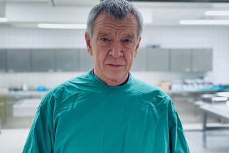 Rechtsmedizin Hautnah: True Crime mit Prof. Dr. Klaus Püschel | © Textonia GmbH