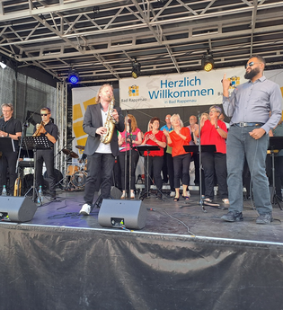 Würth Chor und Band auf der Bühne beim Regionaltag in Bad Rappenau | © Touristikgemeinschaft Hohenlohe e.V. | Ralph Wachter, Bürgerinitiative pro Region Heilbronn-Franken e.V.