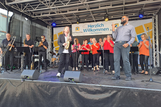 Würth Chor und Band auf der Bühne beim Regionaltag in Bad Rappenau | © Touristikgemeinschaft Hohenlohe e.V. | Ralph Wachter, Bürgerinitiative pro Region Heilbronn-Franken e.V.