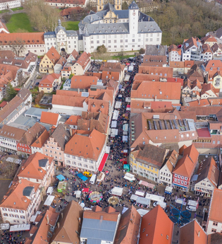 Luftaufnahme vom Krämermarkt in der Innenstadt Bad Mergentheim. Stände und Menschenmassen sind zu sehen. | © Jens Hackmann