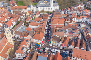 Luftaufnahme vom Krämermarkt in der Innenstadt Bad Mergentheim. Stände und Menschenmassen sind zu sehen. | © Jens Hackmann