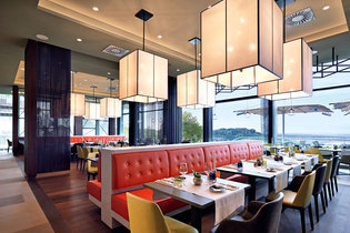 Das Restaurant ist mit roten Sitzbänken und modernen Stühlen und Leuchten ausgestattet | © Touristikgemeinschaft Hohenlohe e. V. |  Panoramahotel Waldenburg – Mellenthin