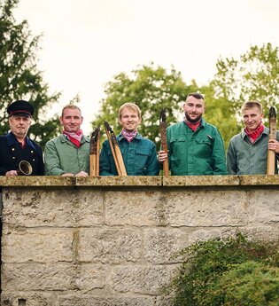 Traditionelle Dreschflegelklopfer in Tracht | © Julien Fertl