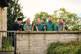 Traditionelle Dreschflegelklopfer in Tracht | © Julien Fertl