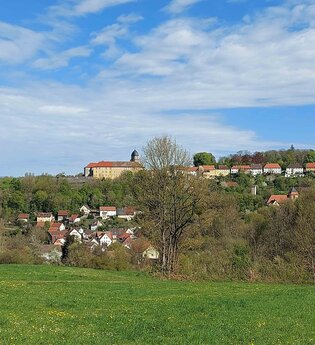 Bartenstein auf dem Bergrücken über dem Ettetal