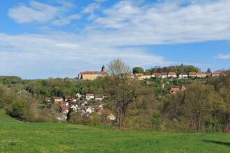 Bartenstein auf dem Bergrücken über dem Ettetal