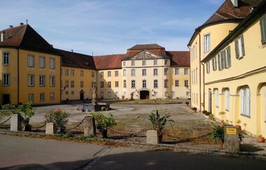 Platz vor  Schloss Bartenstein