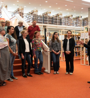 Rundgang durch die Stadtbücherei (Foto: Michael Kempf)