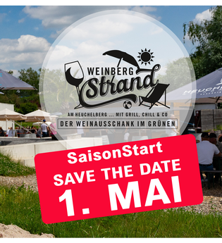 Strandkorb auf Sandfläche, Personen sitzen an Kaffeehaustischen und Biertischen | © Heuchelberg Weingärtner eG