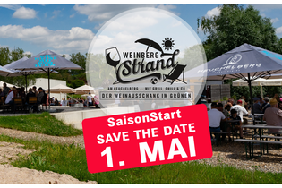 Strandkorb auf Sandfläche, Personen sitzen an Kaffeehaustischen und Biertischen | © Heuchelberg Weingärtner eG