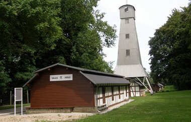 Bohrhausmagazin mit historischem Bohrturm | © BTB Bad Rappenau