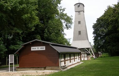 Bohrhausmagazin mit historischem Bohrturm | © BTB Bad Rappenau