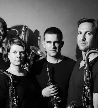 Das Quartett mit Instrumenten in schwarz weiß