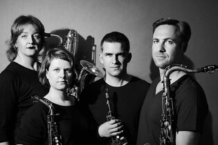 Das Quartett mit Instrumenten in schwarz weiß