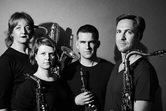 Das Quartett mit Instrumenten in schwarz weiß