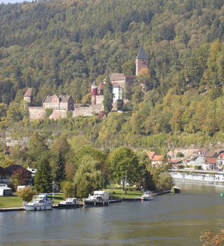 Blick auf Schloss Zwingenberg mit Neckar / Odenwald | © Touristikgemeinschaft Odenwald e.V.