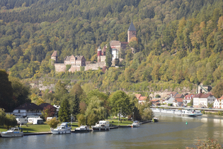Blick auf Schloss Zwingenberg mit Neckar / Odenwald | © Touristikgemeinschaft Odenwald e.V.