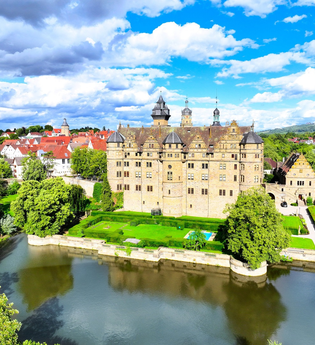 Das Schloss ist von einem Wassersee umgeben | © Touristikgemeinschaft Hohenlohe e. V. | Andi Schmid