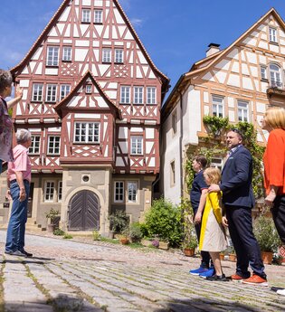 Stadtführung vor Fachwerkhäusern in der Klostergasse | © Stadt Bad Wimpfen