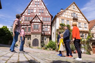Stadtführung vor Fachwerkhäusern in der Klostergasse | © Stadt Bad Wimpfen