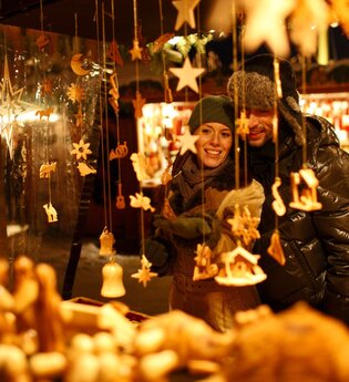 Pärchen auf einem Weihnachtsmarkt