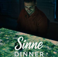 Ein Mann sitzt an einem Tisch mit projizierten Bildern von Natur, während der Schriftzug 'Sinne Dinner' im Vordergrund zu sehen ist. | © see on the left