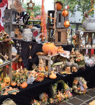 Stand mit herbstlicher Deko auf dem Sinsheimer Herbst
