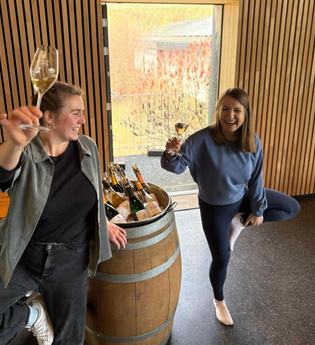 Sip & Strech – die Schampus-Yogastunde | © Luisa Albrecht