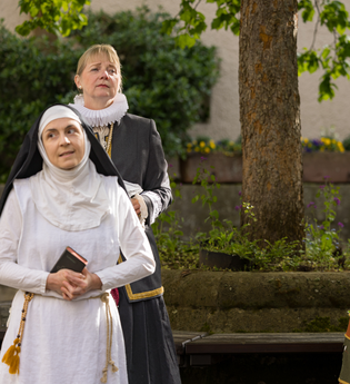 Drei Frauen als Darstellerinnen in einer szenischen Stadtführung. Die drei Frauen tragen historische Gewänder. | © Stadt Bad Wimpfen