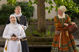 Drei Frauen als Darstellerinnen in einer szenischen Stadtführung. Die drei Frauen tragen historische Gewänder. | © Stadt Bad Wimpfen