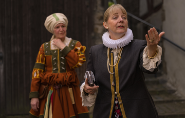 Drei Frauen als Darstellerinnen in einer szenischen Stadtführung. Die drei Frauen tragen historische Gewänder. | © Stadt Bad Wimpfen