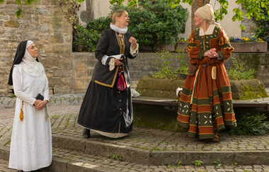 Drei Frauen als Darstellerinnen in einer szenischen Stadtführung. Die drei Frauen tragen historische Gewänder. | © Stadt Bad Wimpfen