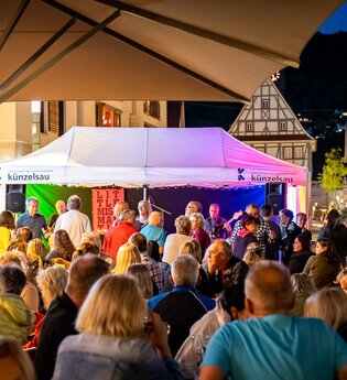 Eine Band spielt vor Zuhörern | © Touristikgemeinschaft Hohenlohe e. V. | Dirk König