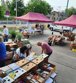 Bild vom letzten Flohmarkt mit den Ständen