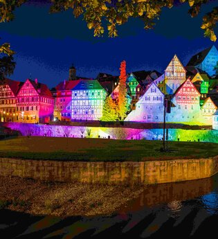 Altstadtansicht in bunten Farben beleuchtet | © © Stadt Schwäbisch Hall - Michael Kühneisen