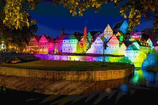 Altstadtansicht in bunten Farben beleuchtet | © © Stadt Schwäbisch Hall - Michael Kühneisen