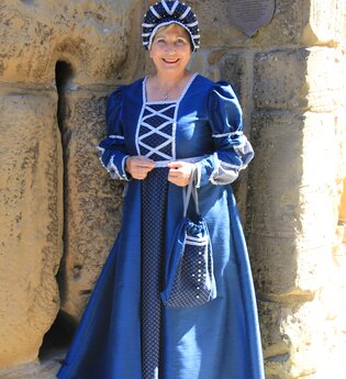 Burgführerin in blauem historischen Gewand