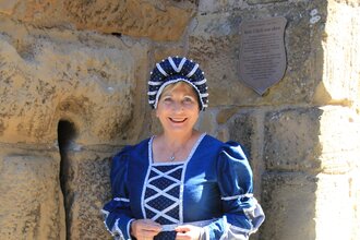 Burgführerin in blauem historischen Gewand