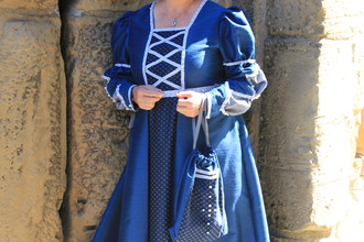 Burgführerin in blauem historischen Gewand