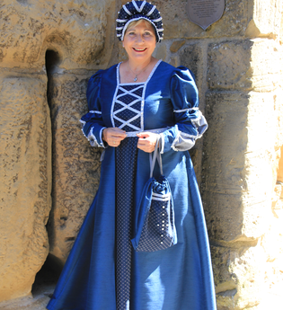 Burgführerin in blauem historischen Gewand