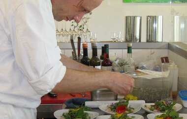 Martin Berstecher beim Zubereiten köstlicher Menüs | © Touristikgemeinschaft Hohenlohe e. V. | Weingut Ungerer