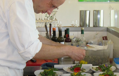 Martin Berstecher beim Zubereiten köstlicher Menüs | © Touristikgemeinschaft Hohenlohe e. V. | Weingut Ungerer