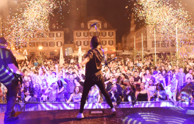 Konfetti schießt in die Luft, eine Band spielt von der Bühne. Partystimmung in der Menschenmenge. | © Stadt Bad Mergentheim