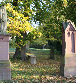 Stadtführung - Christliche Symbolik auf Grabmälern auf dem Friedhof St. Andreas in Dürrmenz | © Stadt Mühlacker