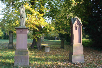 Stadtführung - Christliche Symbolik auf Grabmälern auf dem Friedhof St. Andreas in Dürrmenz | © Stadt Mühlacker